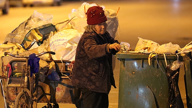 敬禮，勵(lì)志可愛(ài)的“拾荒奶奶”