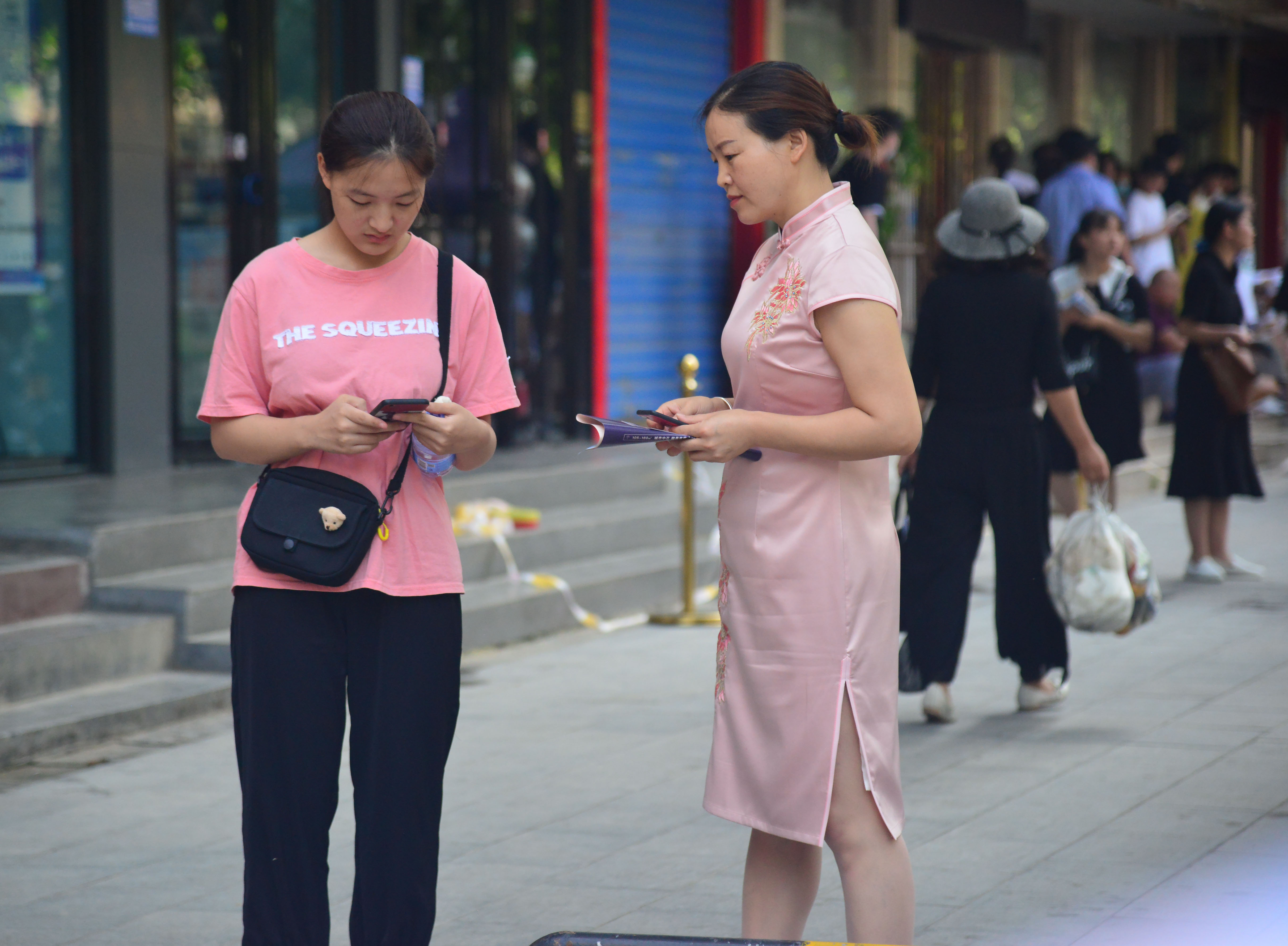 旗開得勝！高考考場外的旗袍媽媽們