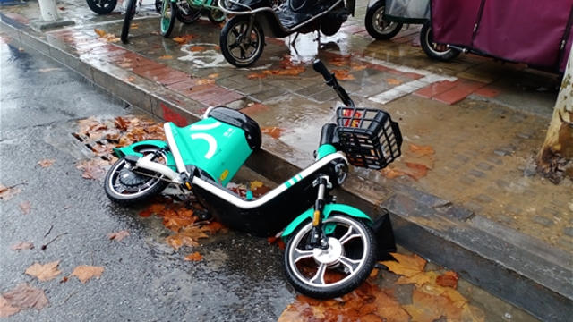 請(qǐng)把車子放好吧！