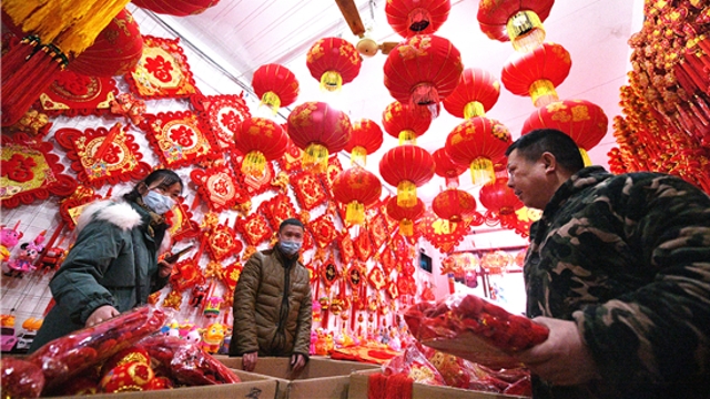 新年到！紅燈籠對(duì)聯(lián)市場俏